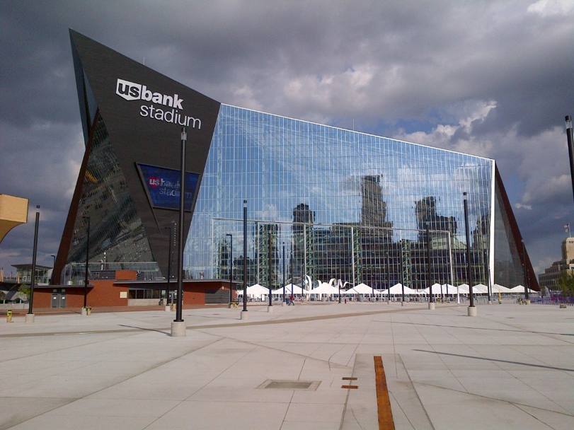 Particolare esterno dello Us Bank Stadium con la sua struttura di vetro